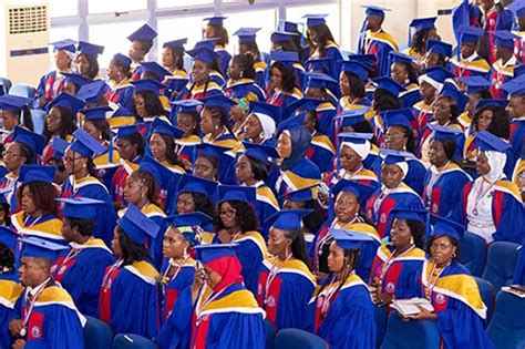 Uew Graduates 15817 Students