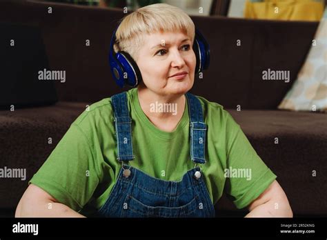 Femme Caucasienne Mature Coutant De La Musique Relaxante Travers Des