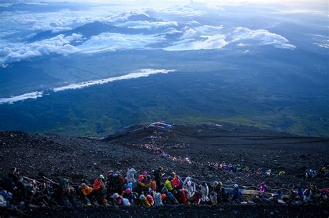 Monte Fuji como o pico mais alto do Japão se tornou vítima do turismo