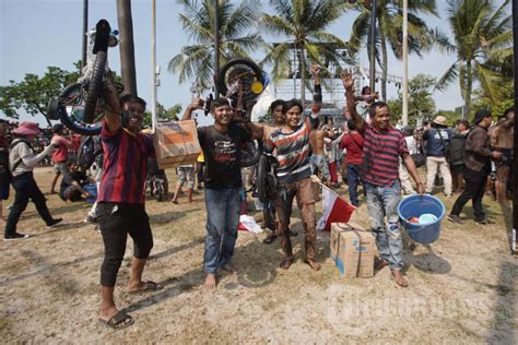 Serunya Panjat Pinang Kolosal Di Ancol Meriahkan Hut Ke 78 Ri Foto 5