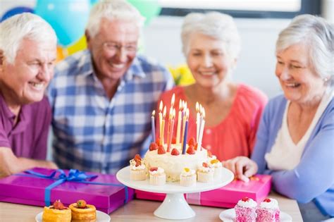 Personas Mayores Celebrando Un Cumplea Os Foto Premium