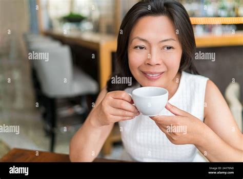Femme asiatique mature Banque de photographies et dimages à haute résolution Alamy