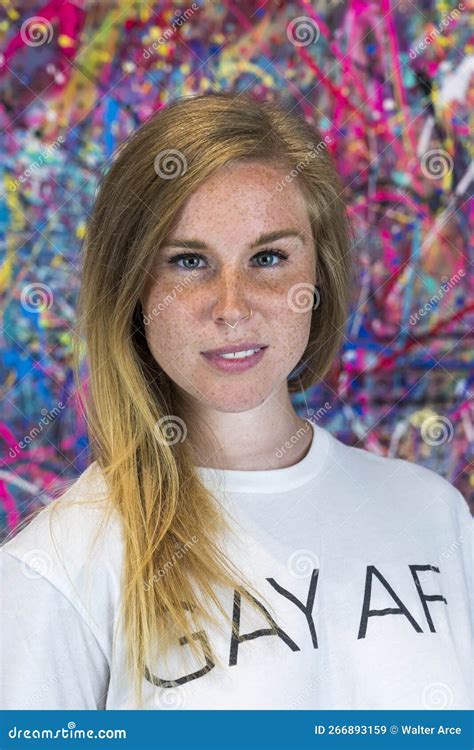 Una Hermosa Mujer LGBT Mostrando Orgullo Gay Imagen De Archivo Imagen De Creativo Igualdad