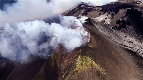 Etna In Eruzione Aeroporto Di Catania Chiuso Fino Alle Di Oggi