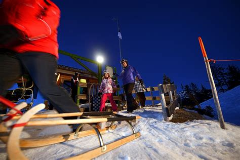 Fondue Et Descente En Luge Nocturne Sur La Piste De Ski Clair E