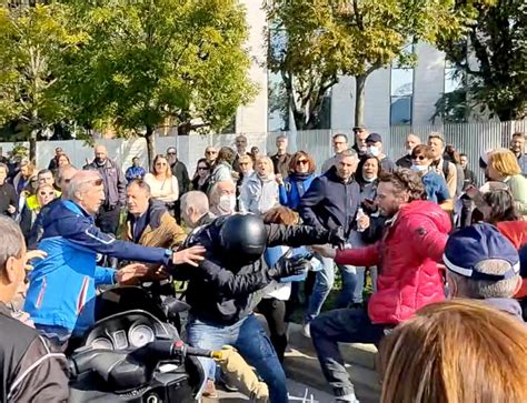 No Green Pass Forza Il Blocco In Scooter Tensione Al Presidio Dei