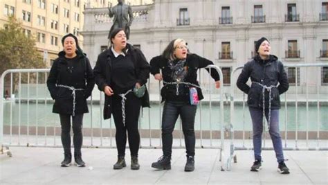 Feministas Se Encadenan En La Moneda Exigi Ndole A Boric El Indulto