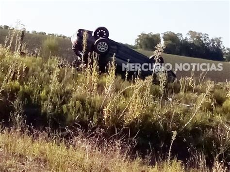 Un automóvil despistó en la autovía 18 y terminó en el campo Mercurio