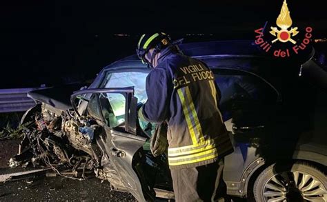 Violento Incidente Stradale Sulla 106 Tre Feriti Tra Cui Madre E