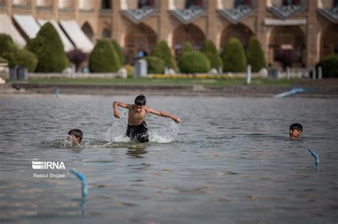 Irna English Children Swimming In Isfahans Naghsh E Jahan