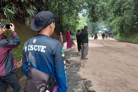 Tak Kuat Nanjak Mobil Tangki Pengangkut Minyak Sawit Tumpah Di