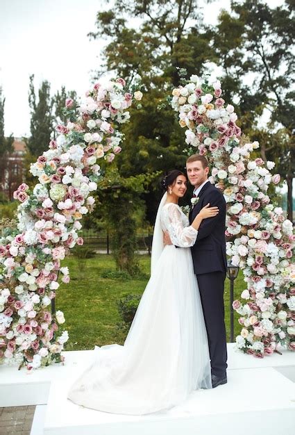 Rec M Casados Amorosos Ficam Perto Do Arco De Floresjovem Lindo Casal