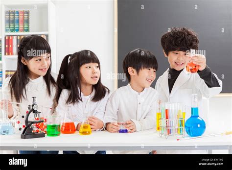 Children Doing Experiment In The Lab Together Stock Photo Alamy