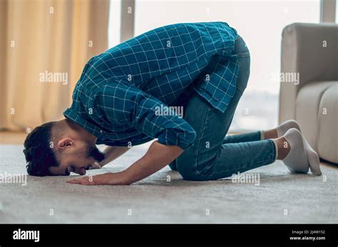 Hombre de rodillas rezando fotografías e imágenes de alta resolución