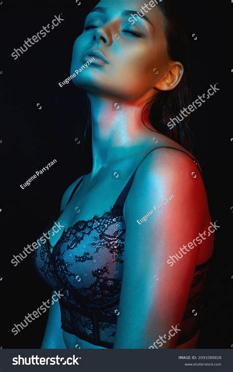 Hermosa Chica Desnuda Con Luces De Foto De Stock Shutterstock