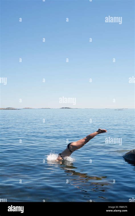 Reife frau bikini Fotos und Bildmaterial in hoher Auflösung Alamy