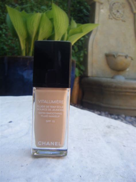 The Make Up Mouse : Chanel Vitalumiere Satin smoothing Fluid Makeup SPF 15: Foundation