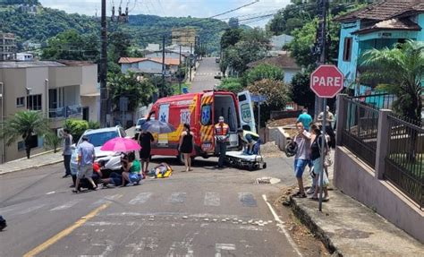 Motociclistas ficam feridos após acidente em Herval dOeste Rádio Líder