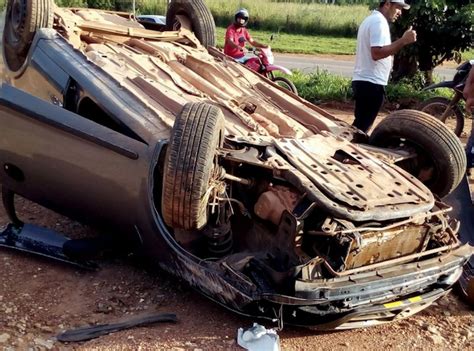 Carro capota após motorista desviar de animal na MT 208 em Alta