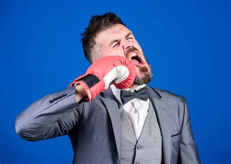 Nocaute E Energia Lutar Homem Barbudo Em Luvas De Boxe Socando