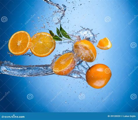 Naranja Fresca Con El Chapoteo Del Agua Imagen De Archivo Imagen De