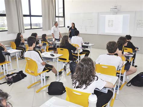 Pelotas Escola Santa Mônica recebe condecorações por Mérito