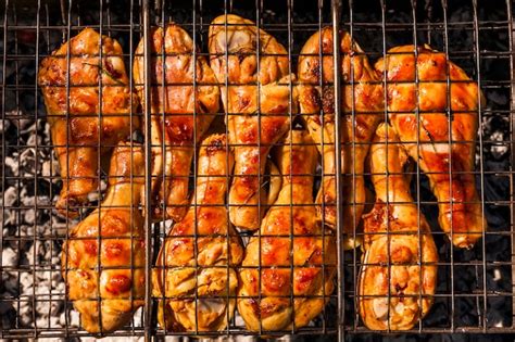 Pernas De Frango Apetitosas Na Grelha Para Churrasco Foto Premium