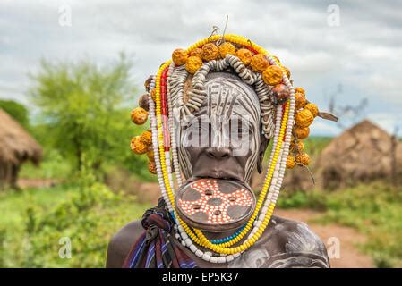 Mujer De La Tribu Mursi Con Un Plato En Su Labio Mago Al Sur Del