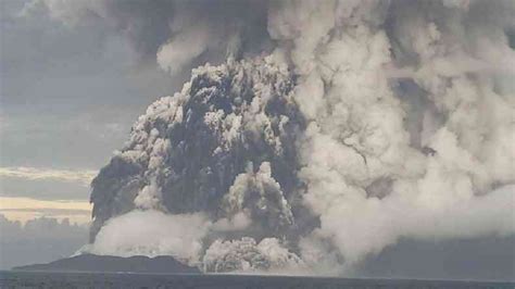 Coberta de cinzas após erupção de vulcão ilha de Tonga parece