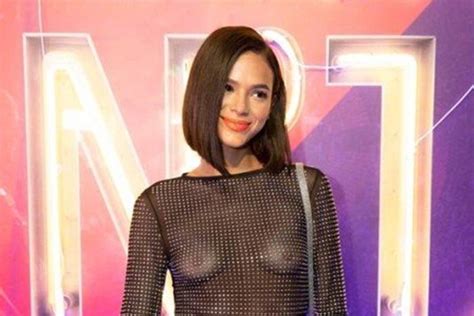 Bruna Marquezine Aparece Completamente Nua Em Pose Sensual No Sof