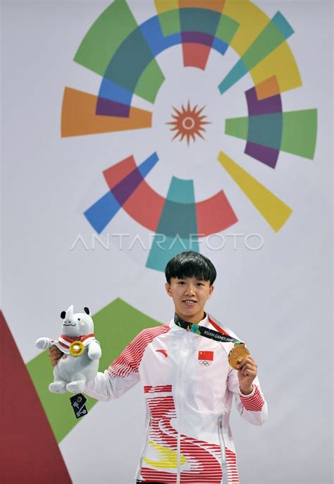 MEDALI EMAS WUSHU SANDA PUTRI 60KG CINA ANTARA Foto