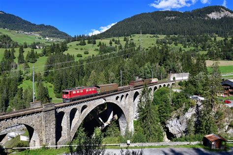 Ge Ii Mit Einem G Terzug Am Bei Solis Bahnbilder De