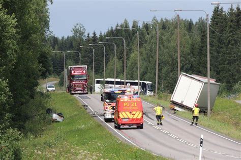 Yksi kuoli Kuhmoisissa rekan ja henkilöauton kolarissa Keski Suomi