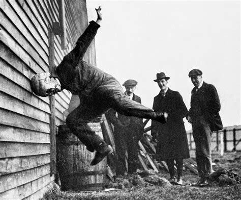 Pruebas de resistencia de cascos para fútbol 1912 Un hombre se golpea