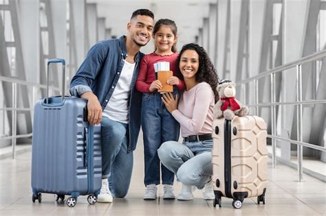 Feliz Familia Del Medio Oriente De Tres Personas Posando En La Terminal