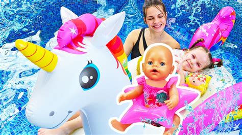 Baby Born Nage Dans Une Grande Piscine Jeux Dans Leau Avec Poup Es