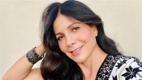 Desde La Alberca Patricia Manterola Impone Moda Con Coqueto Bikini