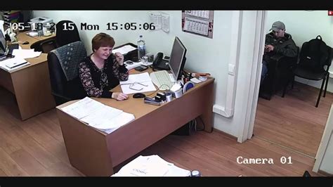 Рассмешил тетку. На всю голову. Чувак в кепке. - YouTube