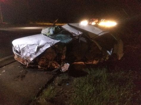 Homem Fica Gravemente Ferido Ap S Colis O Entre Dois Carros E Caminh O