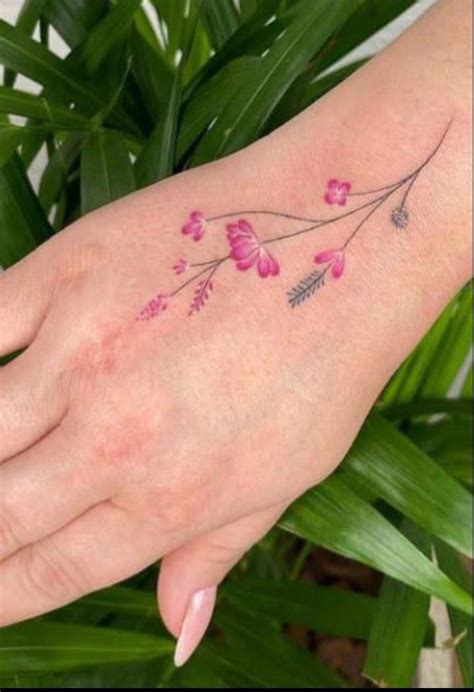 Pin de lucia helena em Salvamentos rápidos Tatuagem ramo de flor X