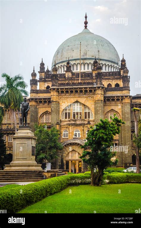 Chhatrapati shivaji maharaj statue hi-res stock photography and images ...