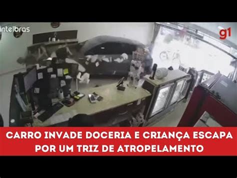 Carro Invade Doceria E Crian A Escapa Por Um Triz De Atropelamento