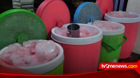 Cuaca Terik Di Surabaya Enaknya Minum Es Permen Karet Sebagai Pelepas