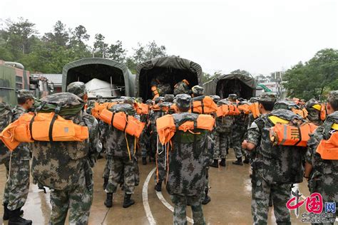 雨夜集结 千里机动：陆军第71集团军某合成旅紧急驰援地方抗洪抢险 组图 图片中国中国网