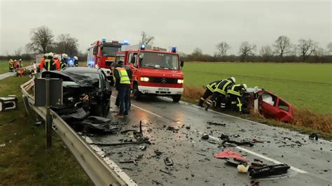 Im Auto Eingeklemmt Frau Stirbt Nach Unfall In Thedinghausen