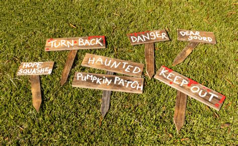 How to Make Easy, Spooky DIY Halloween Yard Signs from Wood Pallets ...