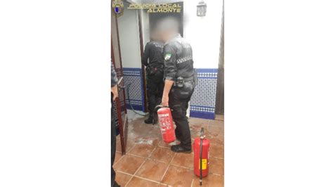 Susto en Almonte por incendio en una vivienda Policía Local y vecinos