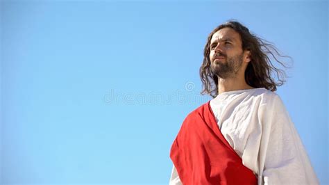 Jesus Batendo A Mão Contra O Céu Azul O Perdão E A Salvação Dos