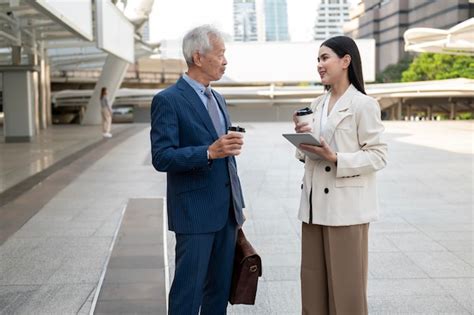 Senior homme d affaires d âge moyen mature asiatique et jeune femme d affaires ayant une