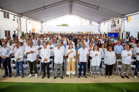 Vicepresidenta Raquel Peña encabeza entrega de 400 viviendas en